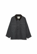 Dunkelgraue Jacke mit einem braunen Baumwollkragen. Verfügt über zwei große Fronttaschen und einen Knopfdetails an den Bündchen. Weicher Stoff, lockerer Schnitt.