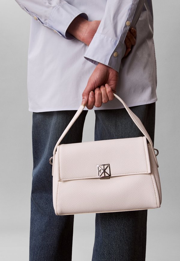Calvin Klein EMBLEM HW PEBBLE SHOULDER BAG 25 - Handbag - white alyssum