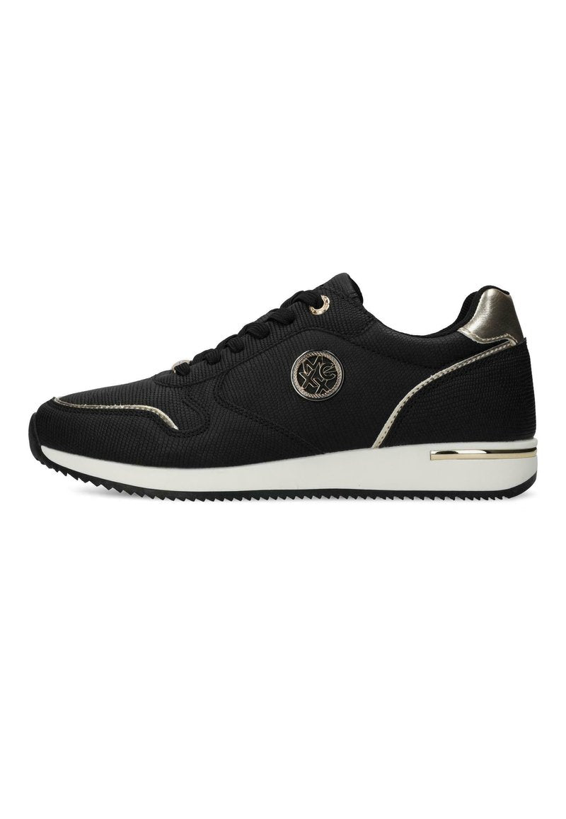 Schwarzer Textilsneaker mit metallisch goldenen Akzenten, ausgestattet mit einem strukturierten Obermaterial, runder Zehenpartie, Schnürverschluss und einer weißen Gummisohle.