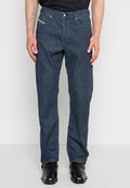 Dunkelblaue Jeans mit geradem Schnitt, getragen mit schwarzen Lederschuhen mit Schnalle, dargestellt von der Taille bis zu den Füßen vor einem schlichten hellen Hintergrund.