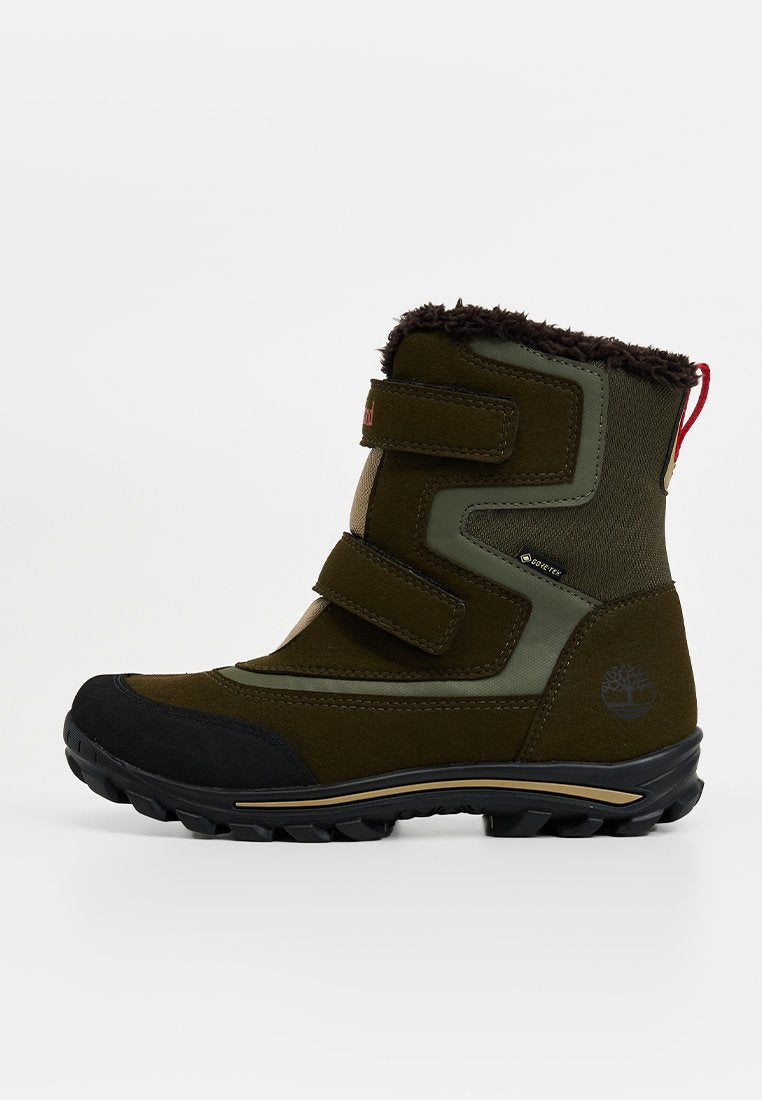 Grüner Winterstiefel mit einem Obermaterial aus Textil, Klettverschlussriemen, einem Kragen aus Kunstpelz und einer Gummisohle mit einem strukturierten Griffmuster.