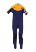 Kurzer Neoprenanzug in Navy Blau mit orangefarbenen Akzenten. Verfügt über kurze Ärmel, einen Frontreißverschluss und verstärkte Kniepolster. Dehnbares, glattes Material.