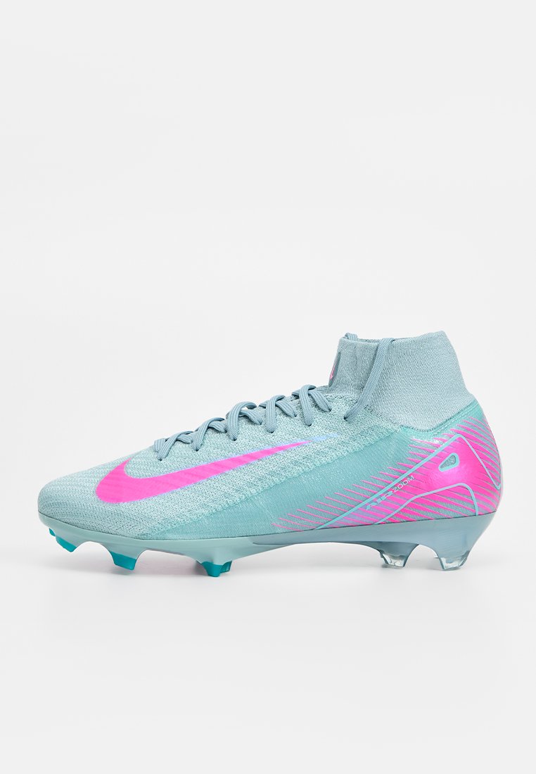 Hellblauer Fußballschuh mit gestricktem Obermaterial, pinkem Nike-Swoosh und diagonalen Streifen. Verfügt über einen sockenähnlichen Kragen und eine durchsichtige Sohle.