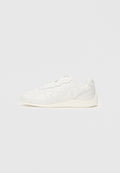 Weißer Sneaker mit Obermaterial aus glattem Leder und strukturiertem Seitenmuster. Schnürdesign mit runder Zehenkappe und weißer Gummisohle. Minimalistischer Stil.