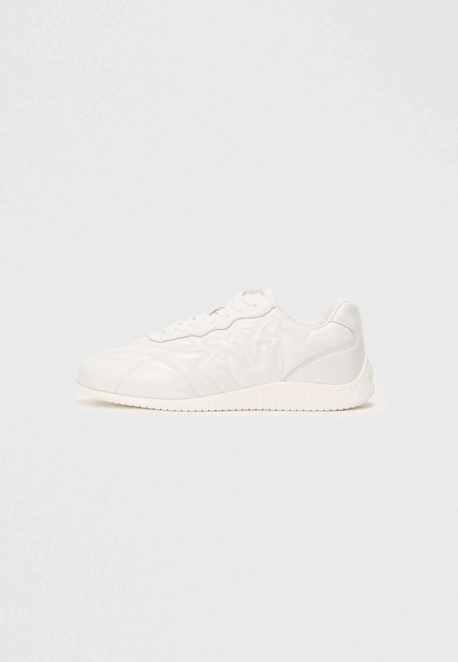 Weißer Sneaker mit Obermaterial aus glattem Leder und strukturiertem Seitenmuster. Schnürdesign mit runder Zehenkappe und weißer Gummisohle. Minimalistischer Stil.