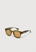 Olivgrüne Sonnenbrille mit braunen Gläsern, runder quadratischer Form und einem goldenen Akzent am Bügel. Transparente Rahmen mit glänzender Oberfläche.