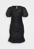 Schwarzes Minikleid mit puffigen Ärmeln, gerafften Details, strukturiertem Stoff und einem ausgestellten Saum. Wird mit einem Reißverschluss auf der Rückseite geschlossen.