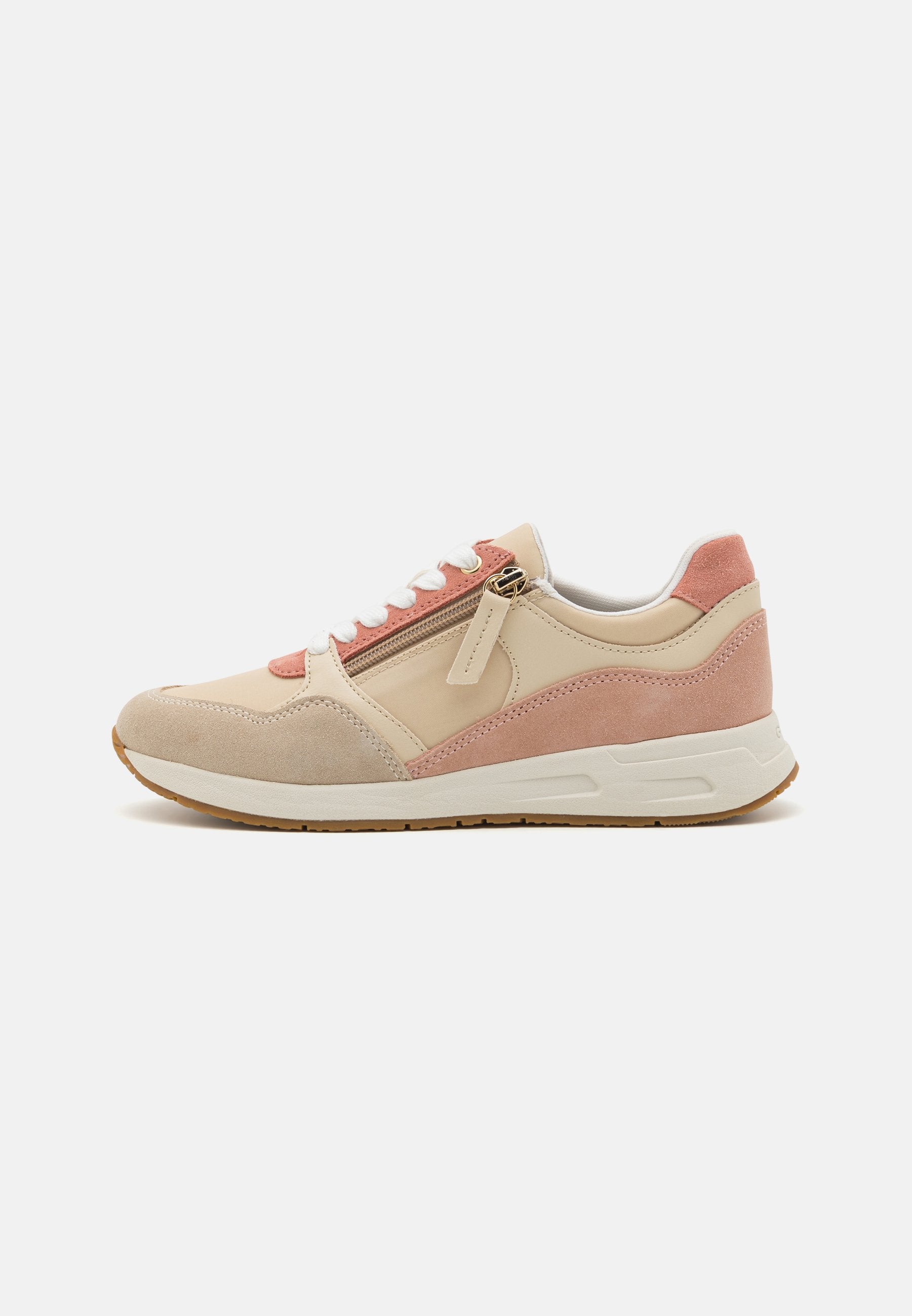 Beige und rosa Sneaker mit Wildleder- und Lederpaneelen, ausgestattet mit einem seitlichen Reißverschluss, weißen Schnürsenkeln und einer strukturierten Gummisohle.
