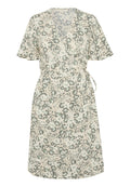 Blumenkleid mit V-Ausschnitt, kurzen Ärmeln und einem Bindeband in der Taille. Das Muster besteht aus grauen und grünen Blumen auf einem cremigen Hintergrund.