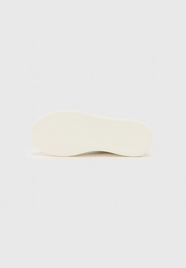 Steve Madden GLOBES