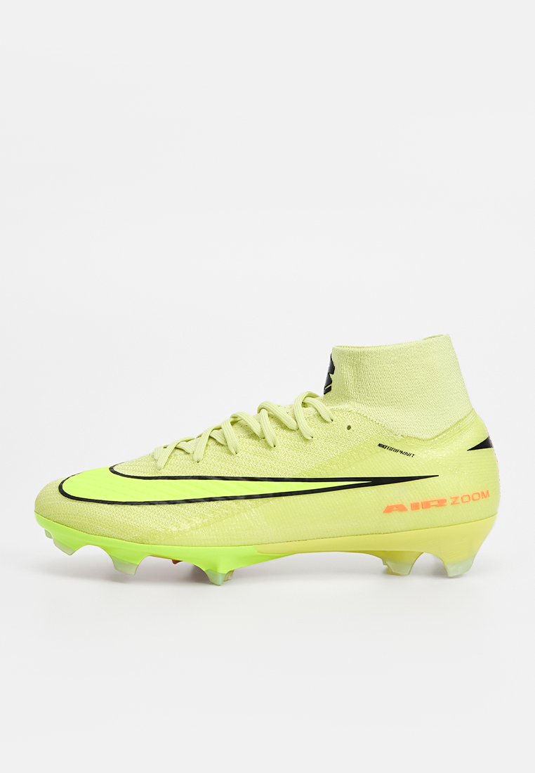 Limettengrüner Fußballschuh mit strukturierter Oberfläche, schwarzen Akzenten, mittelhohem Design und transparenter Sohle mit hervorstehenden Nocken. "AIR ZOOM"-Markenlogo sichtbar.