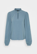 Hellbluse mit langen Ärmeln in Blau mit einem Rüschensaum, einem Schlüsselloch-Ausschnitt und gerafften Ärmeln, aus einem glatten, elastischen Stoff gefertigt.