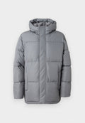 Graue wattierte Jacke mit hohem Kragen, Front-Reißverschluss und seitlichen Taschen. Verfügt über ein gestepptes Design und eine glatte, matte Textur.