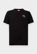 Schwarzes Baumwoll-T-Shirt mit kurzen Ärmeln, das ein kleines rotes und weißes Grafikdesign auf der Brust zeigt. Einfacher Rundhalsausschnitt und minimale Nähte.