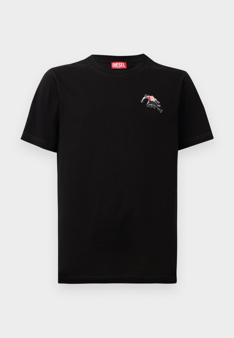 Schwarzes Baumwoll-T-Shirt mit kurzen Ärmeln, das ein kleines rotes und weißes Grafikdesign auf der Brust zeigt. Einfacher Rundhalsausschnitt und minimale Nähte.