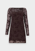 Bordeauxrotes Kleid mit kurzen Ärmeln, floraler Spitzenüberlagerung, geraffter Textur, quadratischem Ausschnitt und transparenten langen Ärmeln.