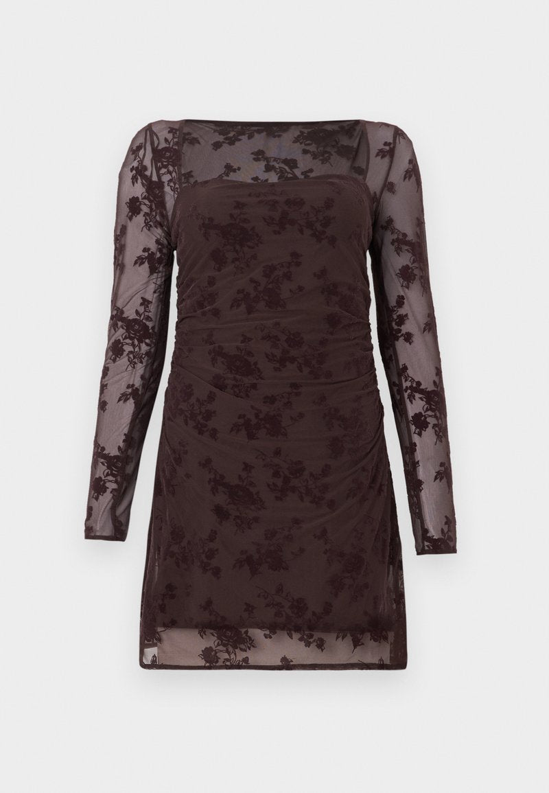 Bordeauxrotes Kleid mit kurzen Ärmeln, floraler Spitzenüberlagerung, geraffter Textur, quadratischem Ausschnitt und transparenten langen Ärmeln.