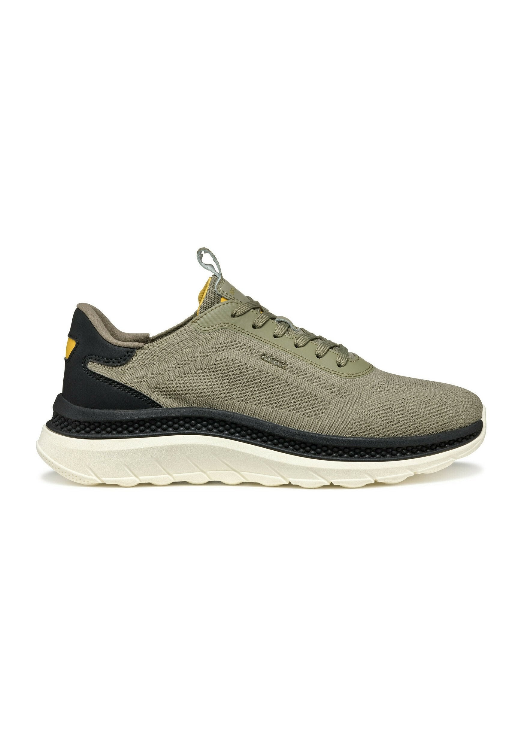 Grauer Sportschuh aus Mesh mit einer schwarzen und cremefarbenen Sohle, ausgestattet mit einem strukturierten Obermaterial, einem Schnürdesign und einer Schlaufe an der Ferse.