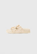 Beige Rutschsandalen mit doppelten Schnallenriemen, Nietenakzenten, flacher Gummisohle und strukturiertem Finish. Entwickelt für den Freizeitgebrauch.