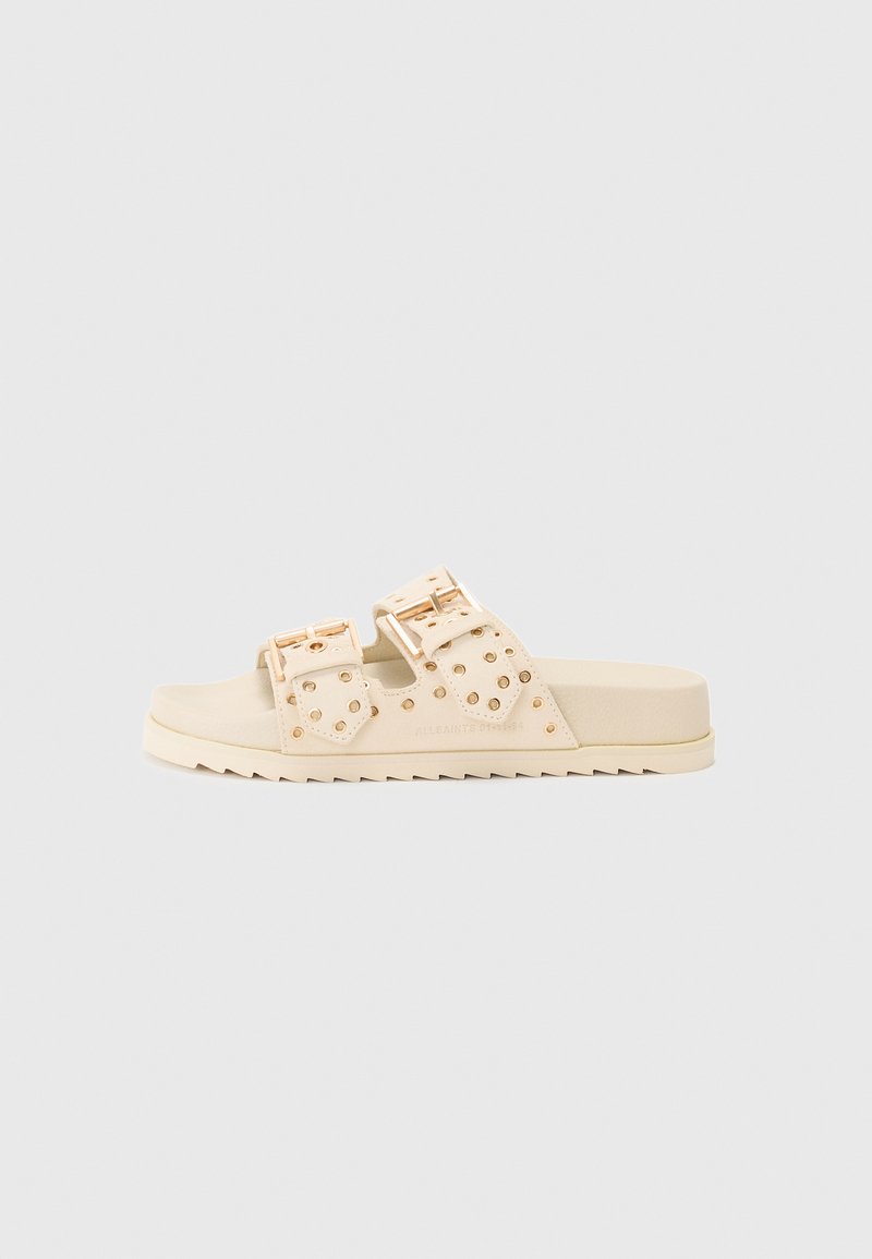 Beige Rutschsandalen mit doppelten Schnallenriemen, Nietenakzenten, flacher Gummisohle und strukturiertem Finish. Entwickelt für den Freizeitgebrauch.