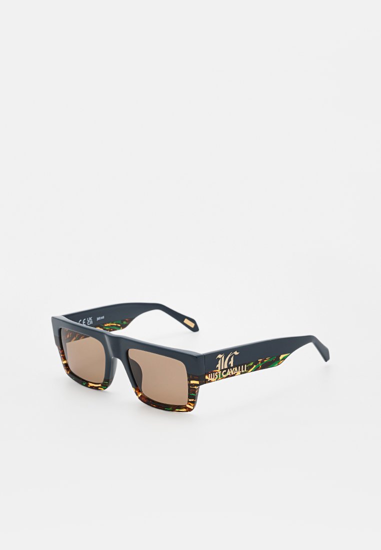 Rechteckige schwarze Sonnenbrille mit braunen Gläsern, grünen und braunen gemusterten Rändern und goldenem Just Cavalli Logo an den Bügeln.