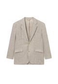 Hellbeige Blazer mit weißen vertikalen Streifen, zwei Fronttaschen, Reverskragen und einer einzigen Knopfverschlus. Glatte Stofftextur.