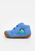 Blauer Kleinkind-Schuh mit brauner Sohle und Dinosaurier-Aufnäher an der Seite, ausgestattet mit blauen Schnürsenkeln und Wildledermaterial.