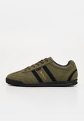 Olivgrüner Sneaker mit niedrigem Schnitt, schwarzen Streifen, braunen Schnürsenkeln und schwarzer Sohle, zeigt die linke Seite mit "Be Stronger" goldenen Buchstaben.