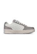 Graue und weiße Sneakers mit einem schlanken Design, strukturierten Seitenpanelen und einer Gummisohle. Verfügt über weiße Schnürsenkel und minimalistische Markenakzente.