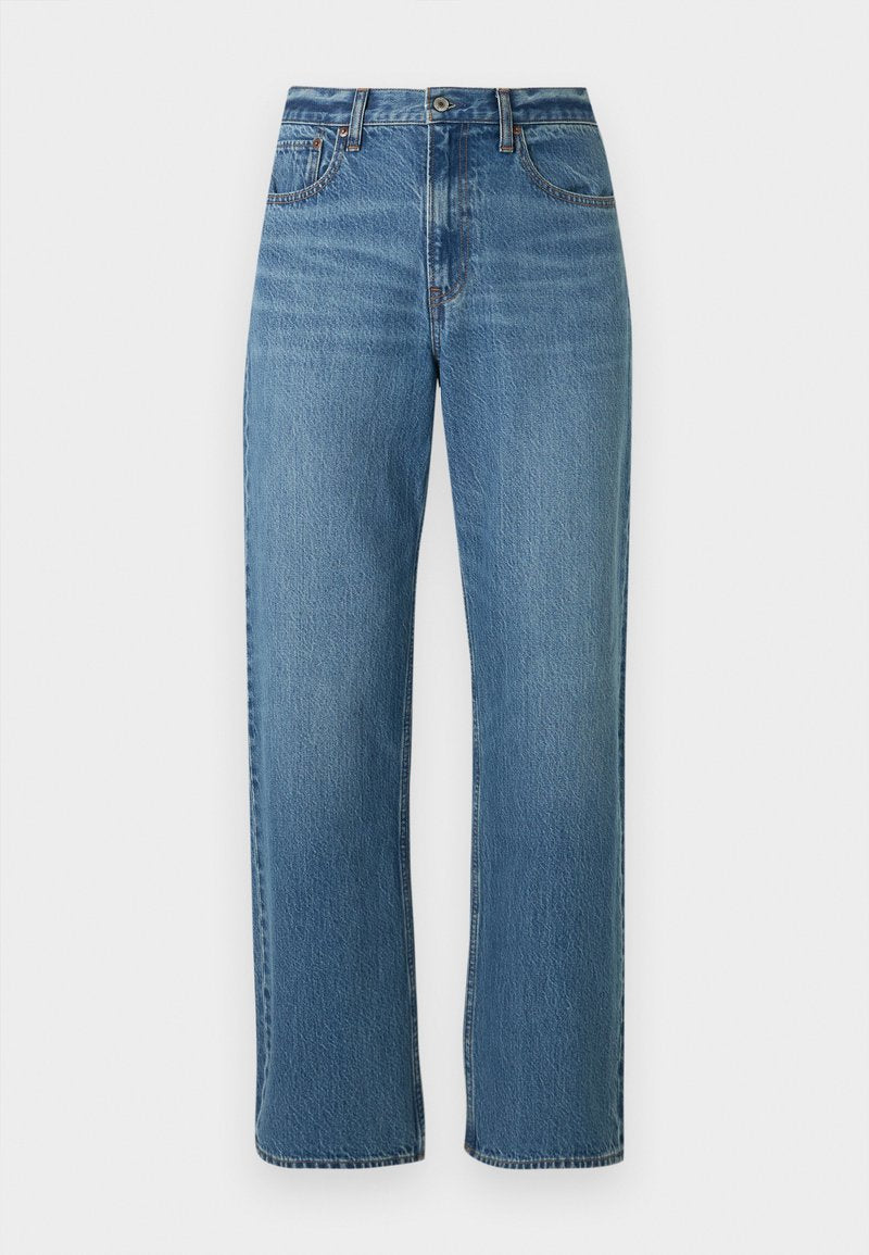 Hellblaue Denim-Jeans mit geradem Bein, ausgestattet mit einem Fünf-Taschen-Design, Messingknopf und zartem Verblassen im gesamten Stoff.