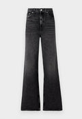 Schwarz-weit geschnittene Denim-Jeans mit leicht verwaschenem Finish, hoher Taille, Metallknopfverschluss und minimalen Nähten.