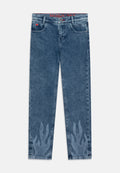 Dunkelblaue Denim-Jeans mit geradem Schnitt. Besondere Merkmale sind flammenartige, hellblaue Designs am Saum und ein rotes "HUGO"-Logo am Bund.