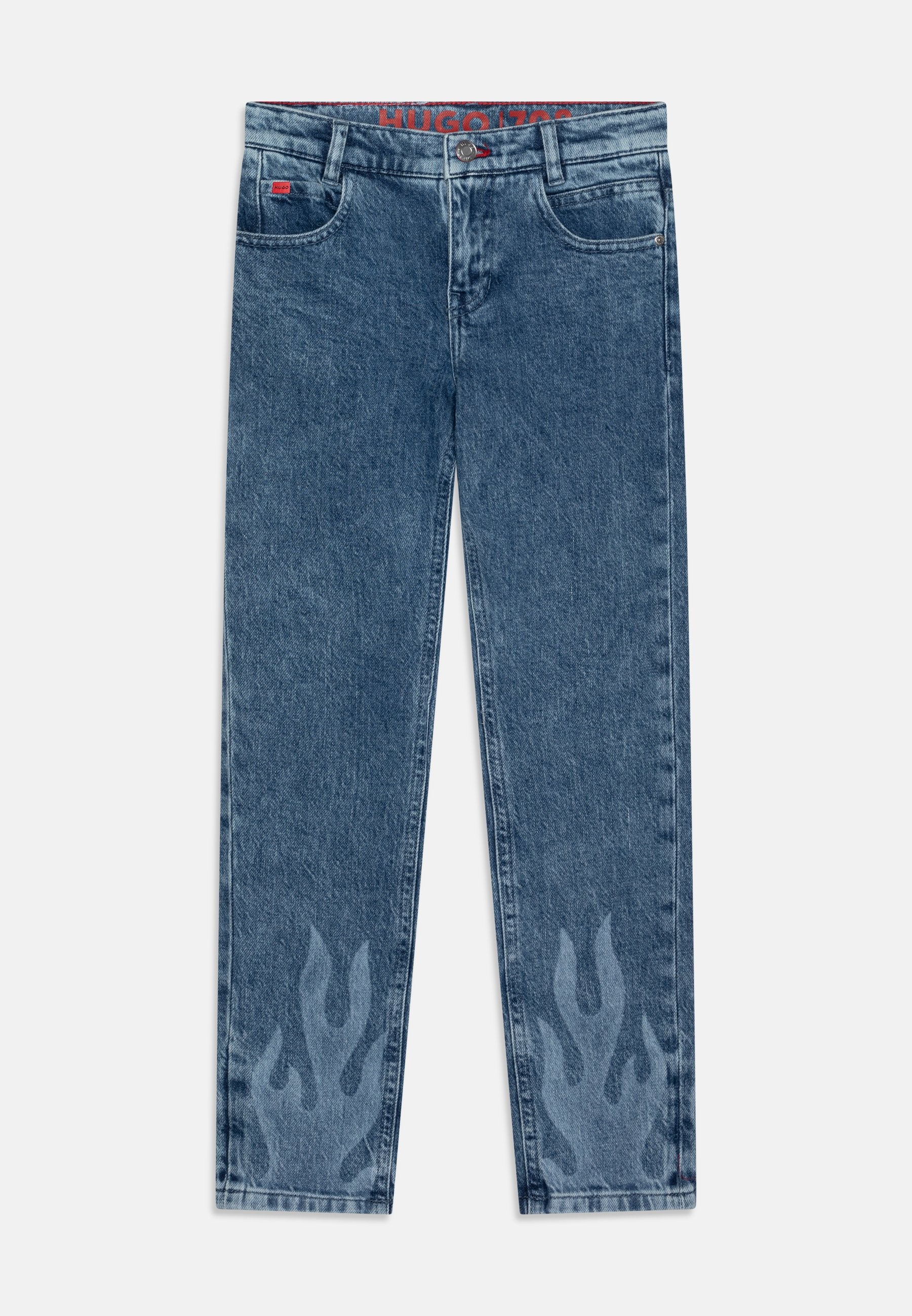 Dunkelblaue Denim-Jeans mit geradem Schnitt. Besondere Merkmale sind flammenartige, hellblaue Designs am Saum und ein rotes "HUGO"-Logo am Bund.