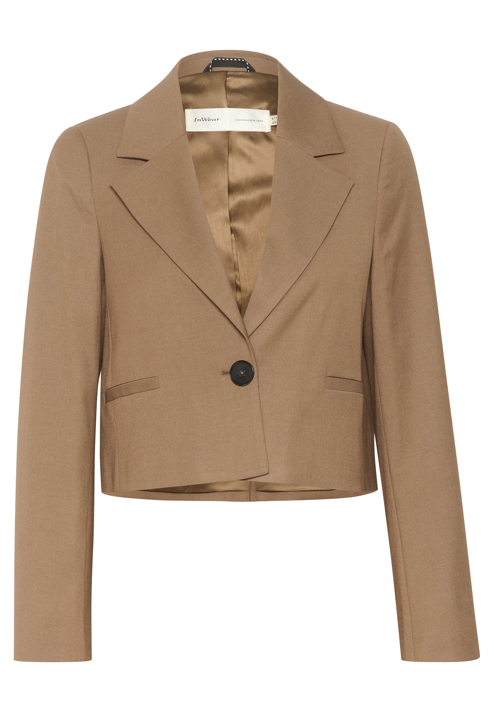 Taillierter brauner Blazer mit Reverskragen, einem einzelnen schwarzen Knopf und zwei Fronttaschen. Glatte Textur mit satinierter Innenauskleidung.