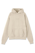 Beige Kapuzenpullover mit einer Fronttasche, gerippten Bündchen und Saum. Mit einem dezenten geprägten Logo in der Mitte. Weicher, strukturierter Stoff.