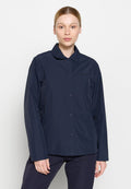 Marineblaue Wasserfesten Jacke mit Kragen, Frontknöpfen und einem Logo auf der linken Brust; glatte Textur und leichtes Design.