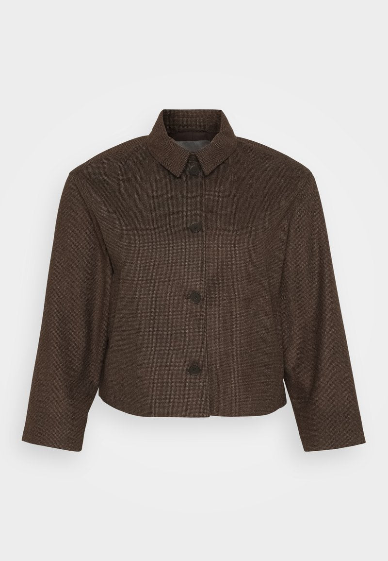 Braune kurze Jacke mit strukturiertem Design, mit Kragen, vorderer Knopfleiste und langen Ärmeln aus strukturiertem Stoff.