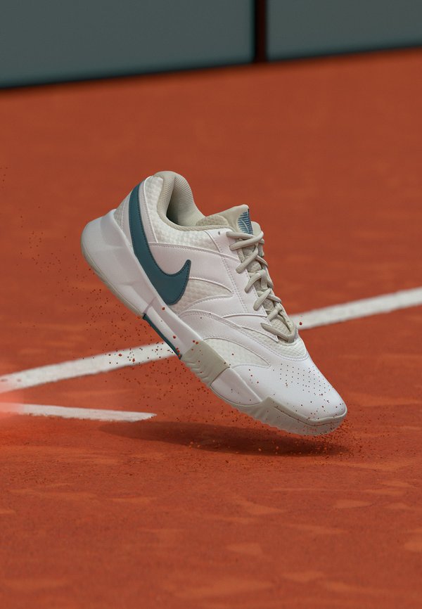 Nike Performance NIKECOURT LITE 4  - Clay court tennis shoes - white/smokey blue/light bone/new slate