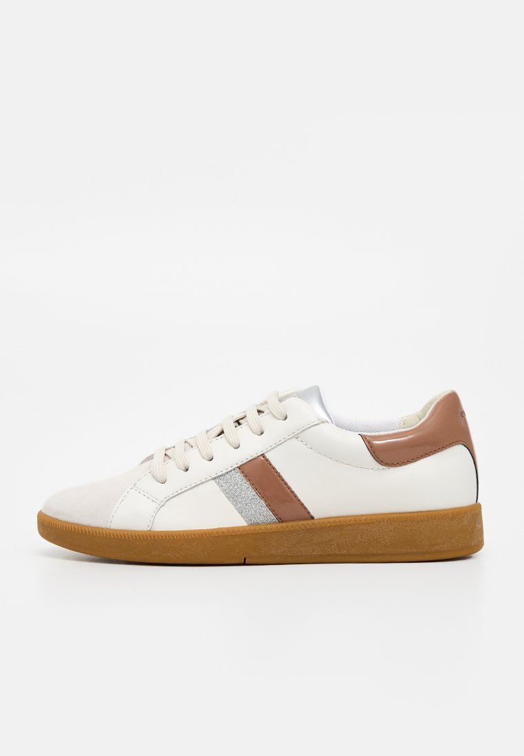 Weißer Sneaker in niedriger Ausführung mit hellbrauner Ferse und Streifen, silbernem Glitzerdetail, beigen Schnürsenkeln und Gummisohle.