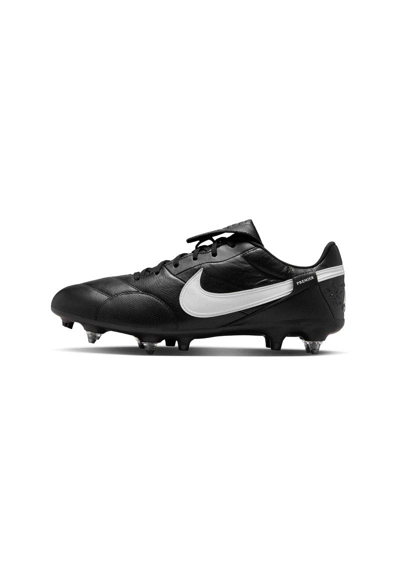 Schwarzer Fußballschuh mit einem strukturierten Leder-Obermaterial, weißem Swoosh-Logo, Schnürdesign und konischen Stollenelementen für bessere Traktion.