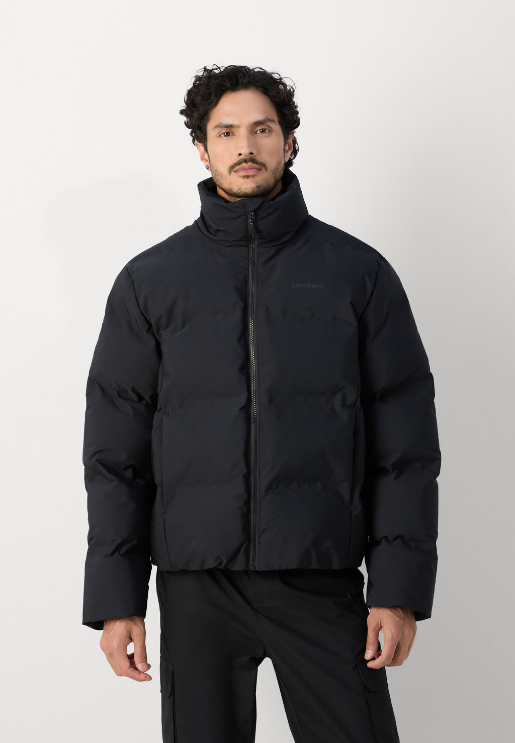 CROPPED SEAMLESS PUFFER JACKET Media 4