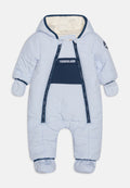 Hellblauer Puffer-Schneeanzug mit fleecegefütterter Kapuze, Reißverschlussfront und elastischen Bündchen. Mit einem marineblauen Akzentfeld und mit Handschuhen überzogenen Ärmeln.