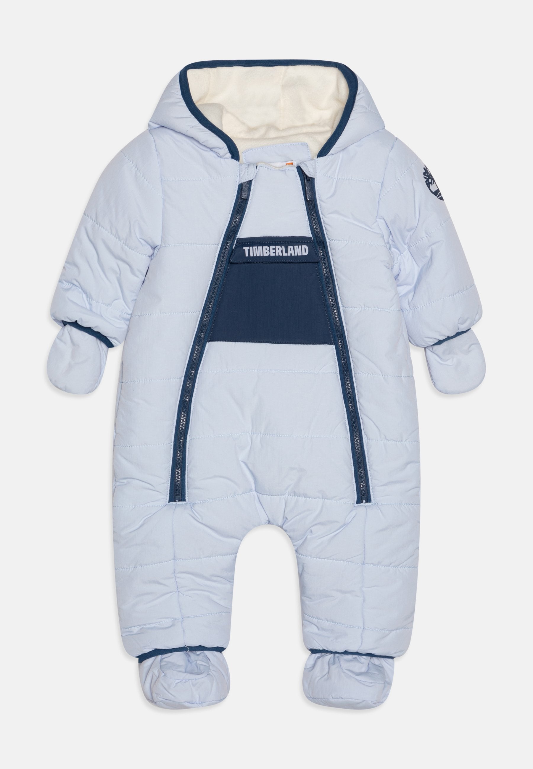 Hellblauer Puffer-Schneeanzug mit fleecegefütterter Kapuze, Reißverschlussfront und elastischen Bündchen. Mit einem marineblauen Akzentfeld und mit Handschuhen überzogenen Ärmeln.