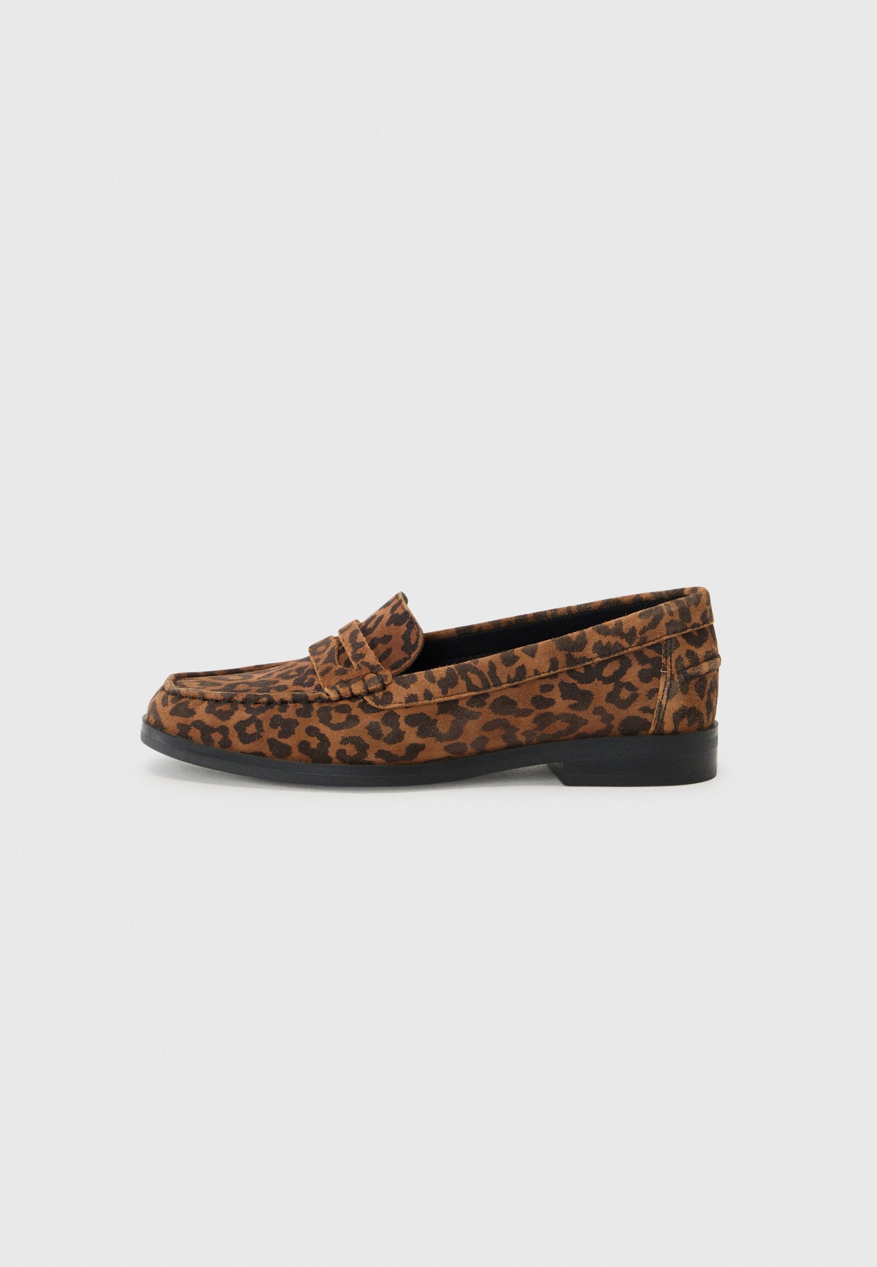 Leoparden-Imitat Slipper aus weichem braunen Wildleder mit einer flachen schwarzen Gummisohle und einem gesteppten Oberteil, ausgestattet mit einer runden Zehenform und einem Riemen auf dem Blatt.