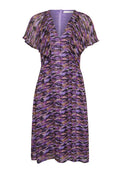Lila Kleid mit abstraktem wellenförmigem Muster in verschiedenen Schattierungen von Lila, Schwarz und Gold. Kurze Ärmel und ein tiefes V-Ausschnitt. Leichter, fließender Stoff.