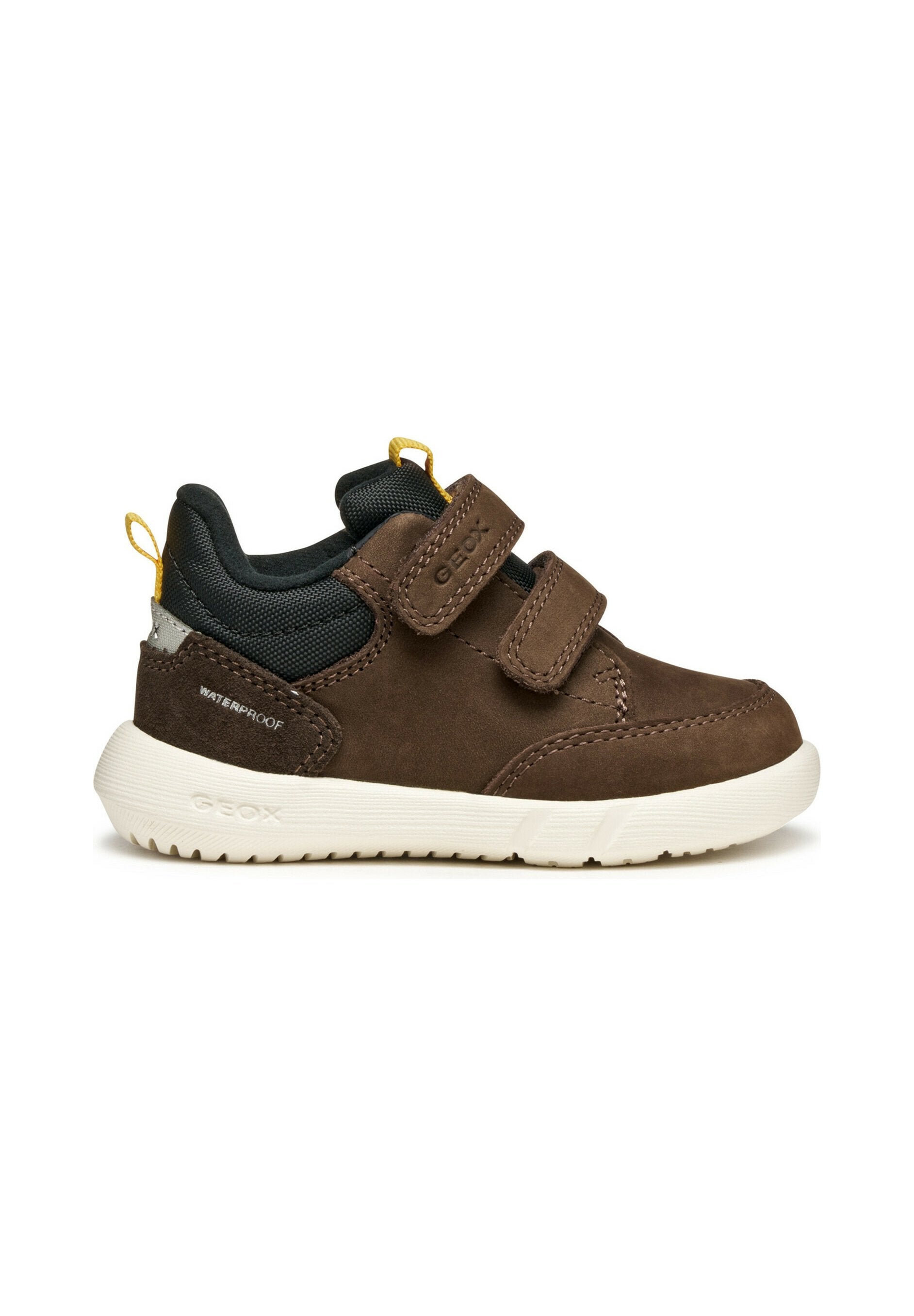 Braune Wildlederschuhe mit schwarzen Textilakzenten und einer weißen Gummisohle. Verfügt über zwei Klettverschlüsse und eine gelbe Zuglasche. Wasserfestes Design.