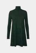 Grünes Strickkleid mit hohem Kragen, langen Ärmeln und einem lockeren Schnitt. Glatte Textur und leicht ausgestellter Silhouette am Saum.