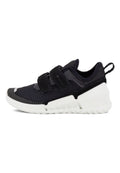 Schwarze Sportschuhe mit Obermaterial aus Mesh, Gummisohle, zwei verstellbaren Riemen und weißen Akzenten. Flexibles Design für Bewegungsfreiheit.