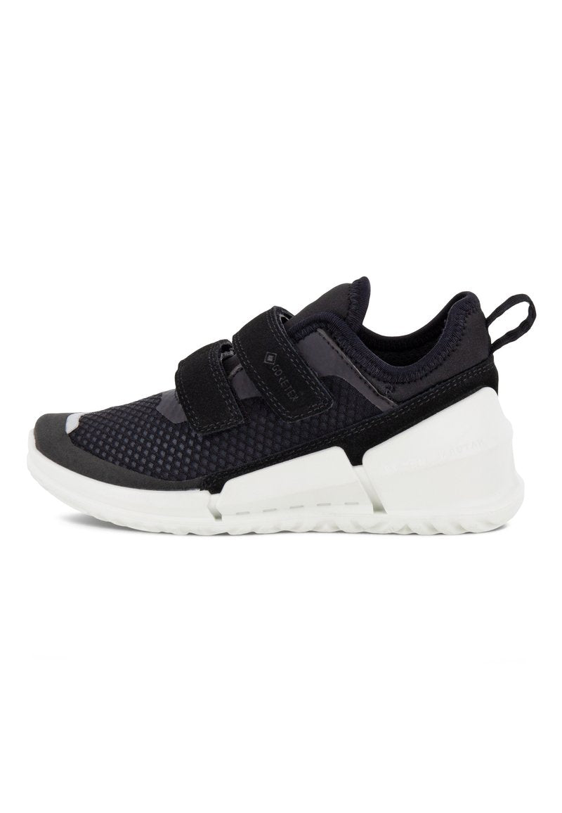 Schwarze Sportschuhe mit Obermaterial aus Mesh, Gummisohle, zwei verstellbaren Riemen und weißen Akzenten. Flexibles Design für Bewegungsfreiheit.