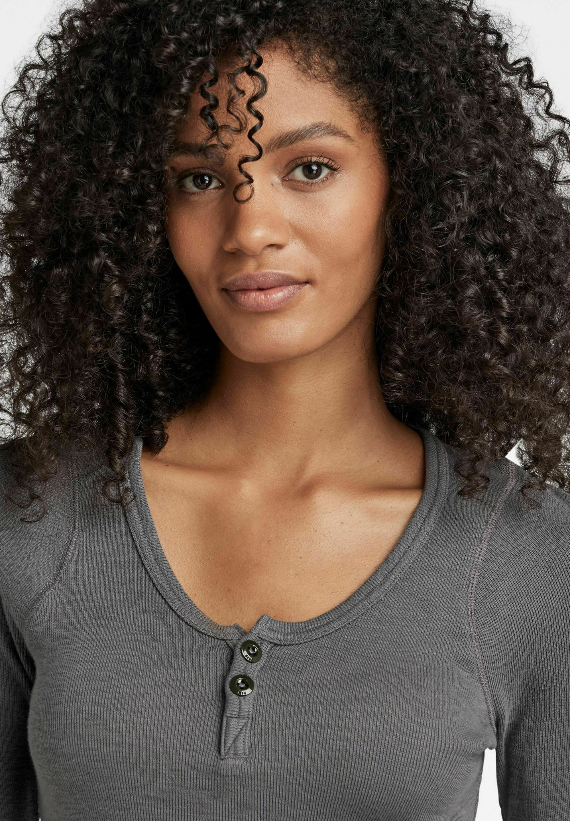 HENLEY ULTRA SLIM Media 4
